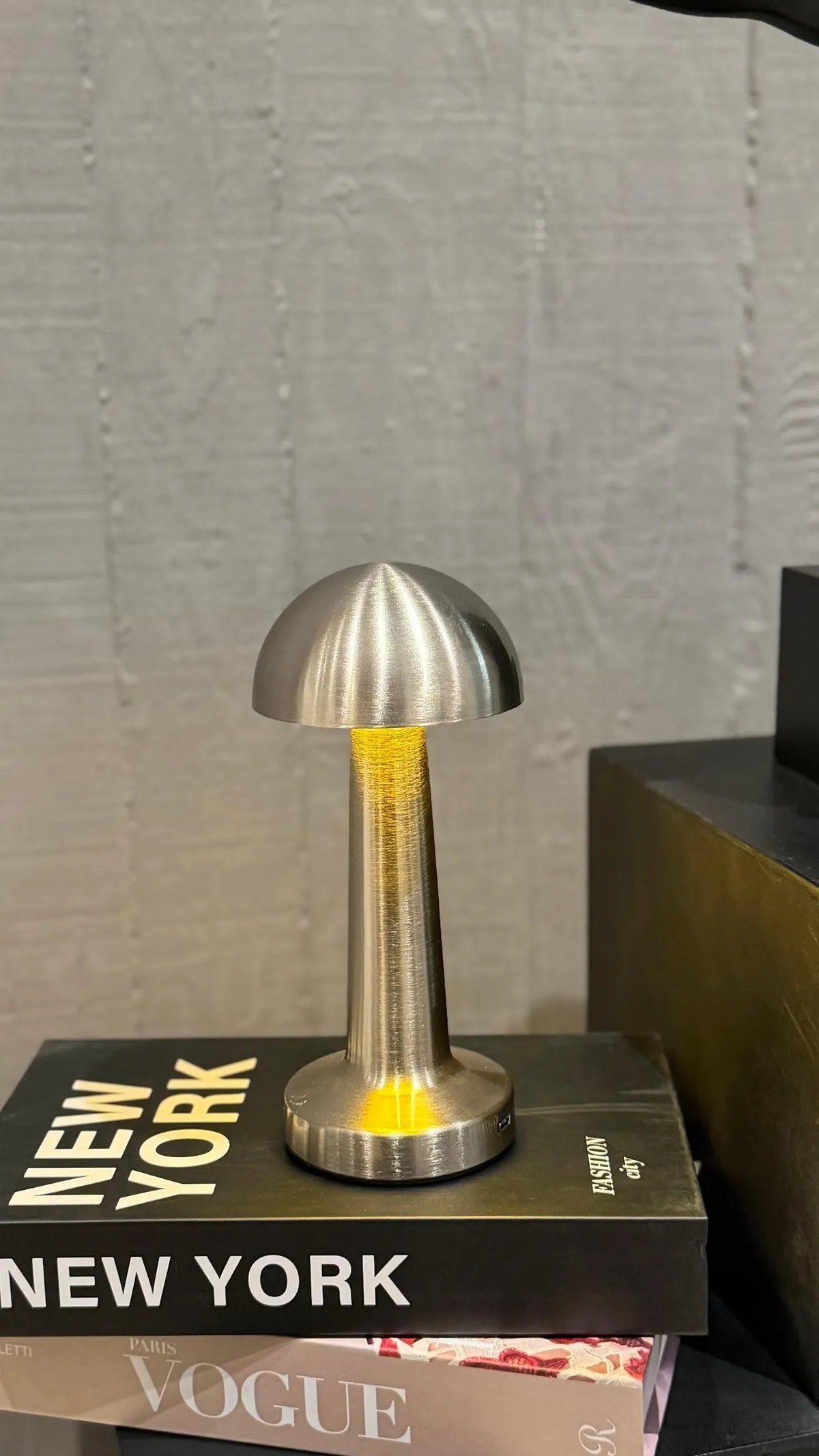 Lampara LED "Barcelona" 3 Tonos, Tactil USB Recargable. Color: Plata 10×21.5 cm