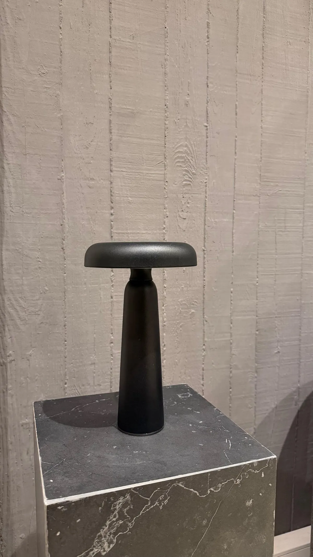 Lampara LED "Viena" 3 Tonos, Tactil USB Recargable. Color: Negro 14×23 cm