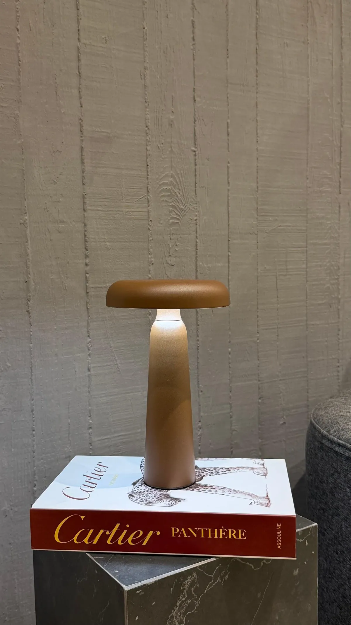 Lampara LED "Viena" 3 Tonos, Tactil USB Recargable. Color: Cacao 14×23 cm