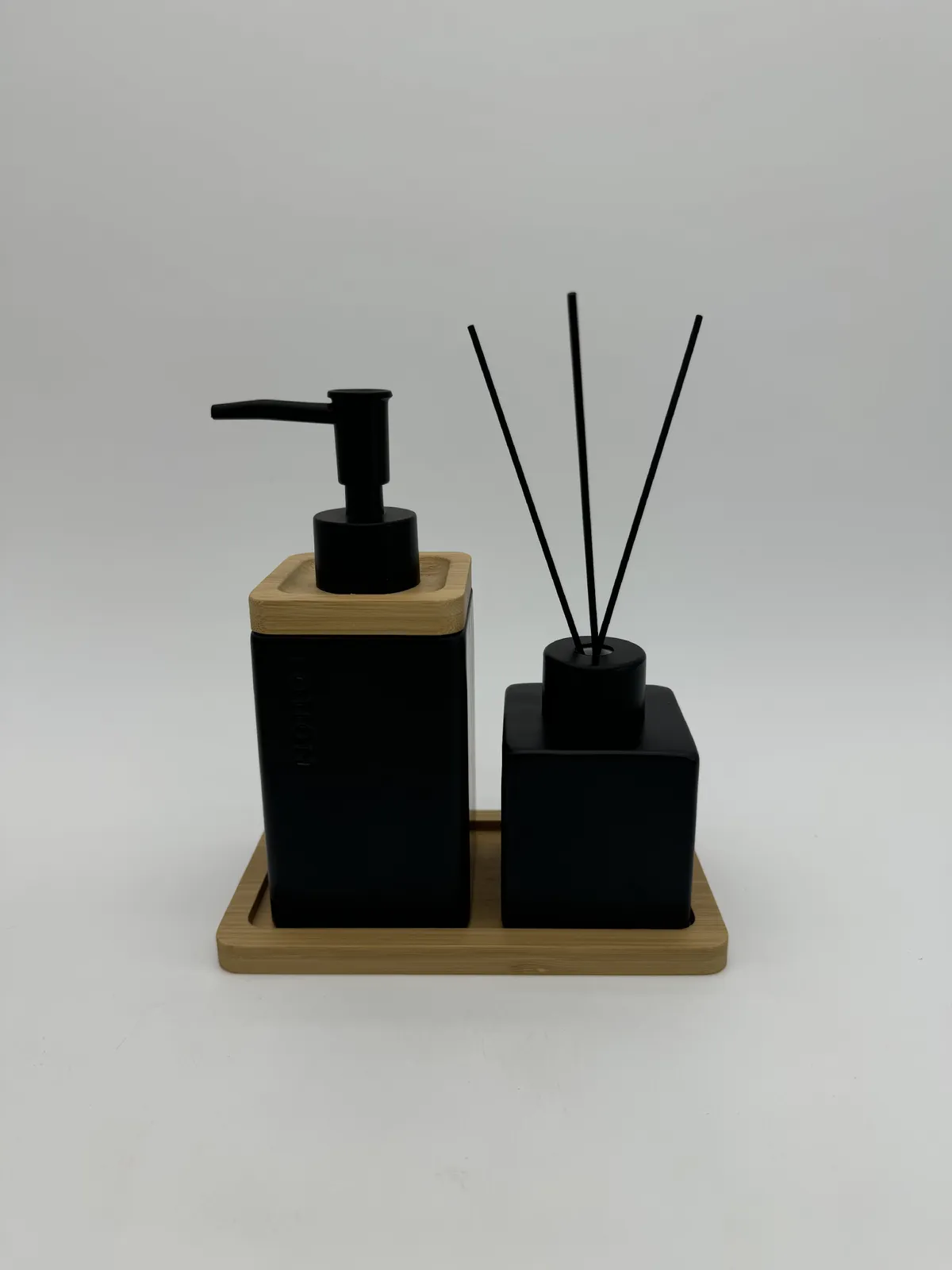 Set X 2 Dispenser y Difusor de Ceraramica Negro con Bandeja de Bambu 300Ml