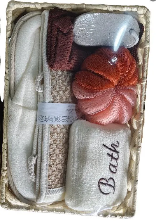 Set X7 "Spa" Canasta, Esponja "Bath", Esponja Exfoliante Corporal, Pantuflas, Toalla Rostro, Esponja Premiem de Ducha y Piedra Pome 30×20×6