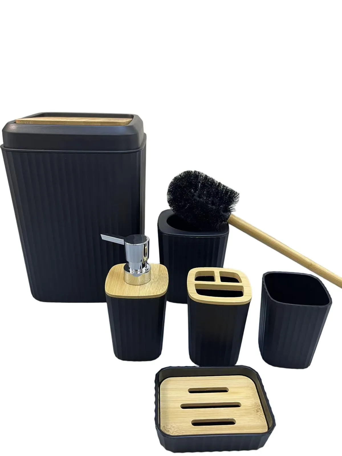 Set X 6 de Baño "Wave" Dispenser, Porta Cepillo, Vaso, Jabonera, Cepillo de Inodoro y Cesto de Basura de Plastico Negro con Bambu