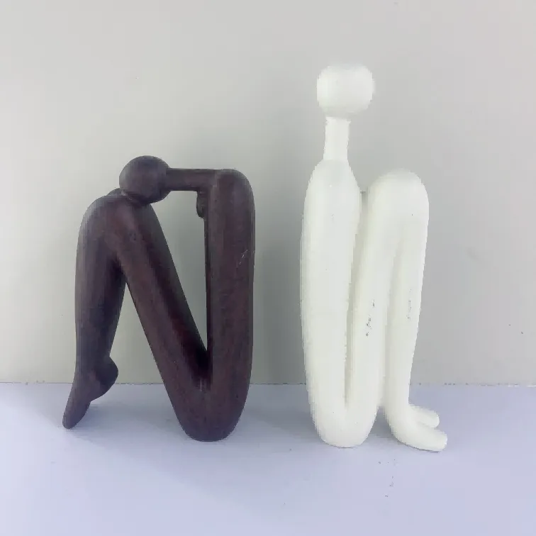 Figura Sentada de Resina Cacao 21 cm