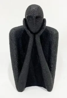 Figura "Reflexion" de Resina Negro Textura Arena 20 cm