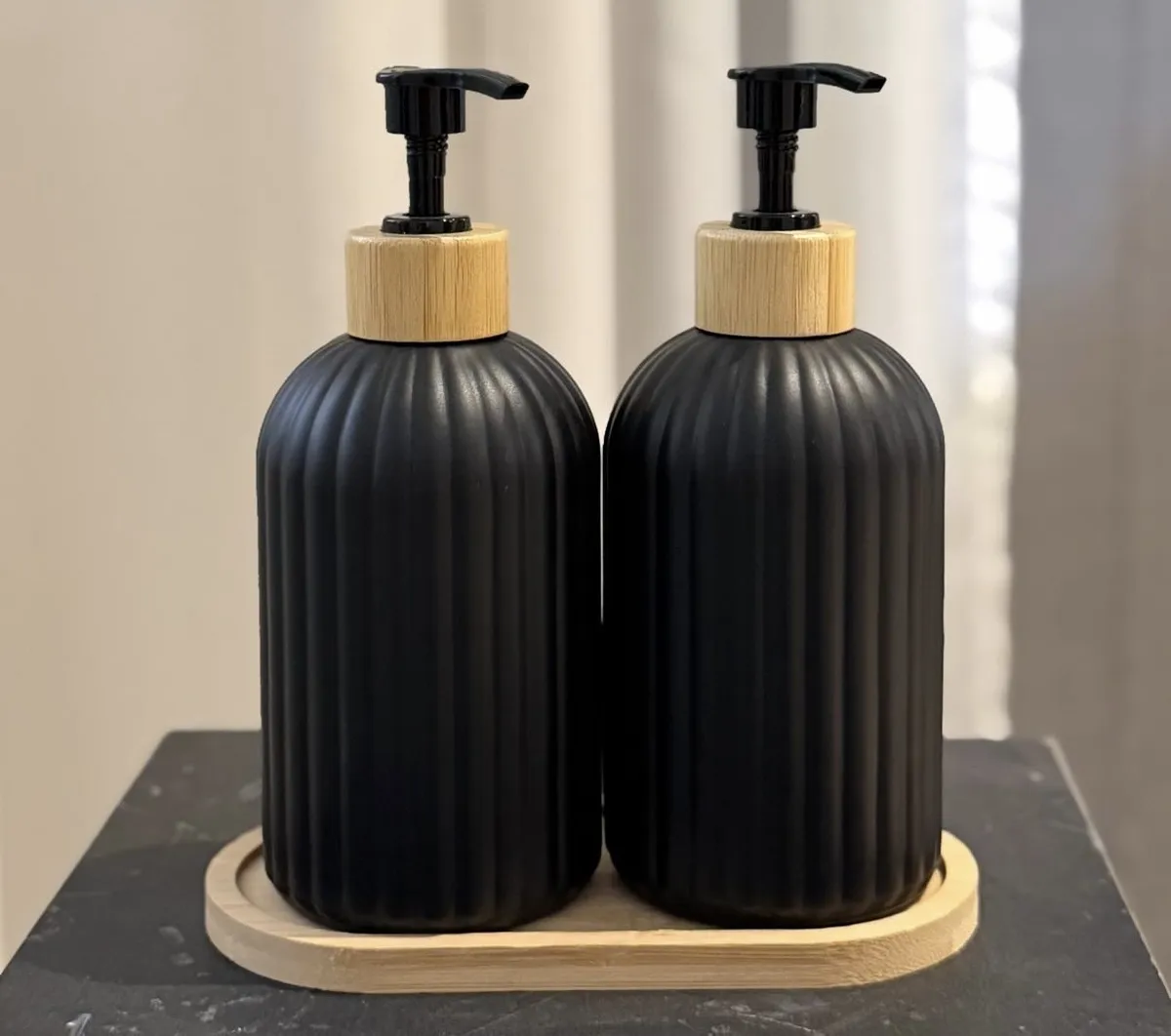 Set Dispenser Duo de Vidrio Negro con Bandeja de Bambu 300Ml