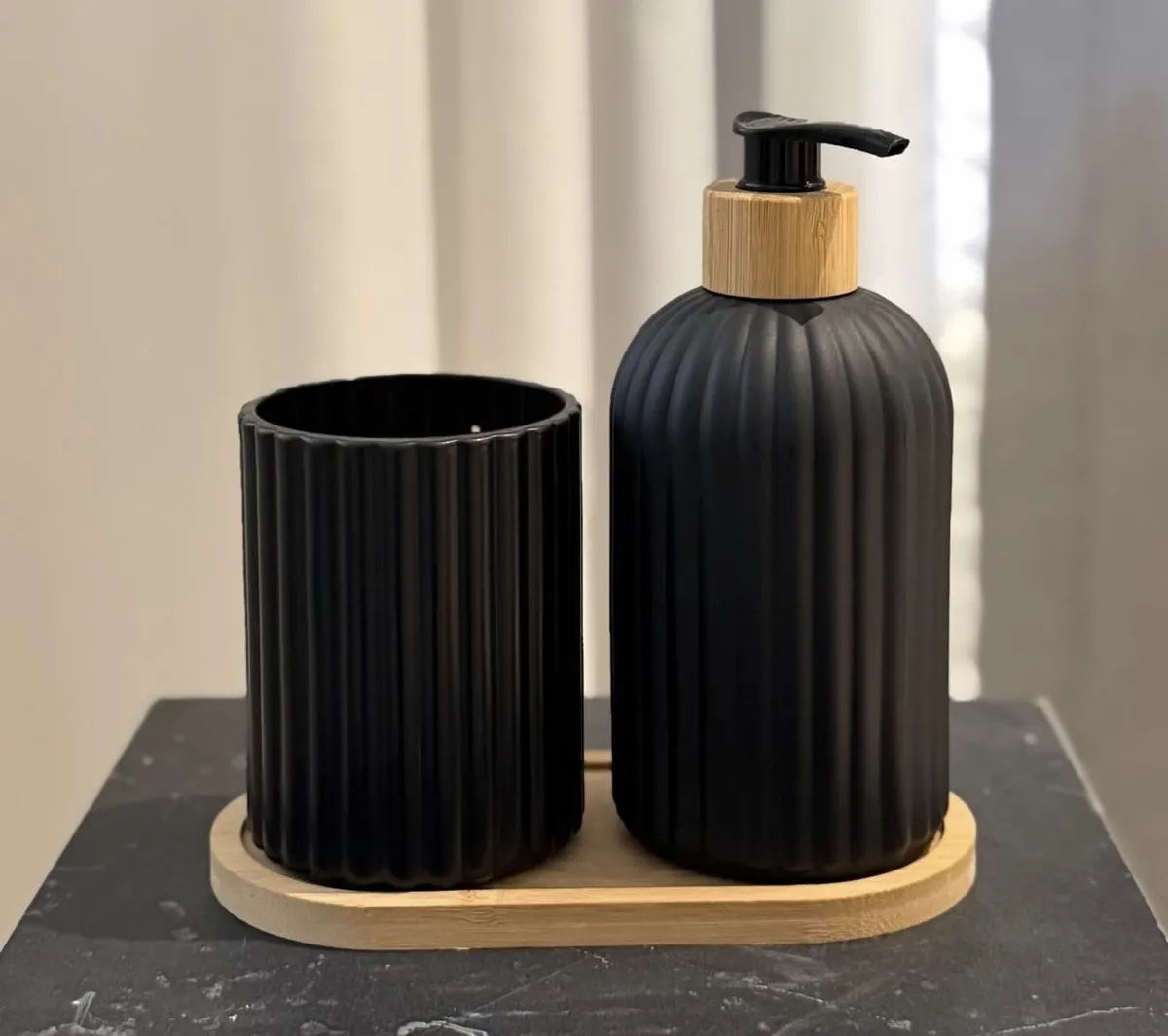 Set X2 Dispenser y Vaso de Vidrio Negro con Bandeja de Bambu 300Ml