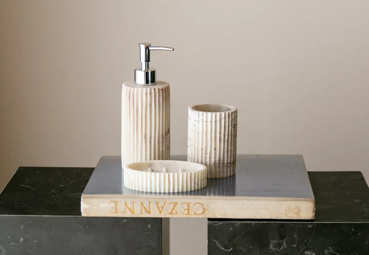 Imagen de Set Baño X 3 Dispenser Vaso Jabonera de Resina Simil Marmol Acanalado Tapa Plateada 300Ml
