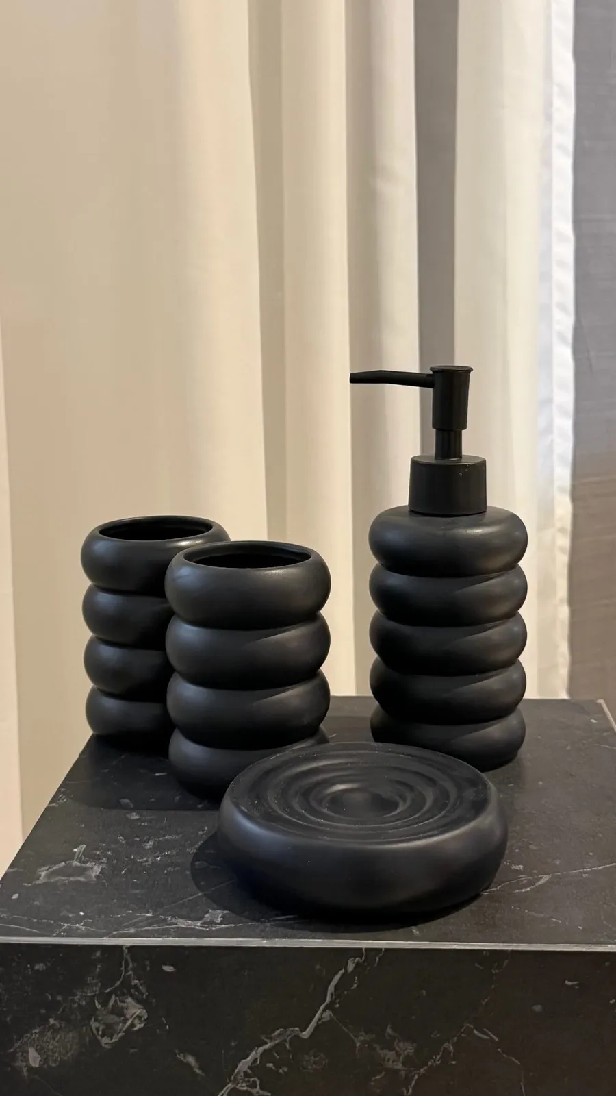 Set Baño X 4 Dispenser Vaso Jabonera de Ceraramica Negro "Orbita" 300Ml