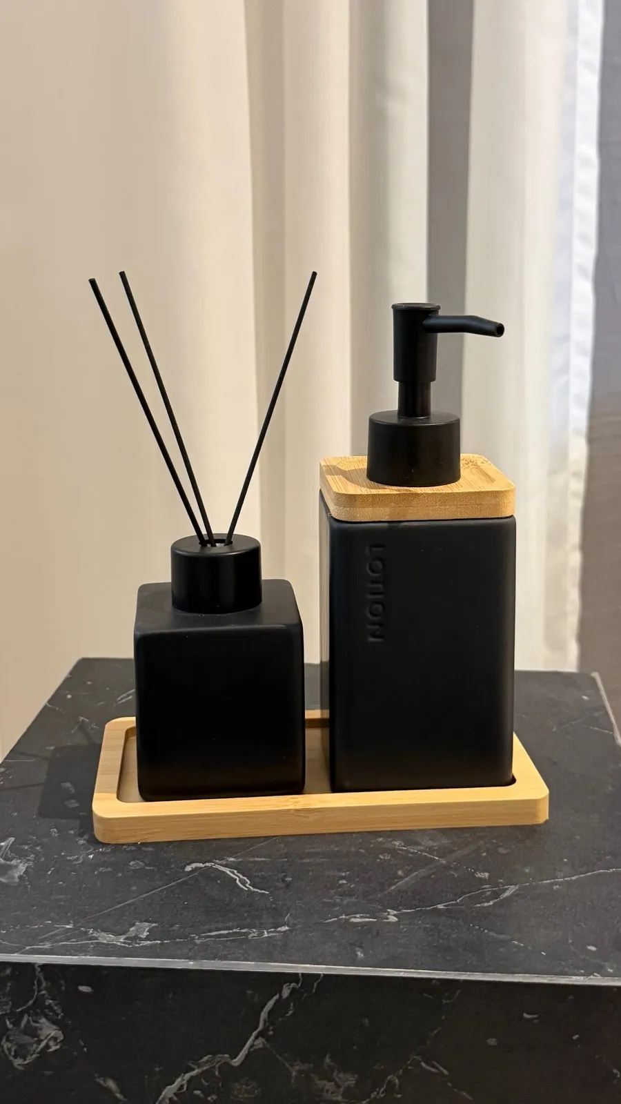 Set X 2 Dispenser y Difusor de Ceraramica Negro con Bandeja de Bambu 300Ml