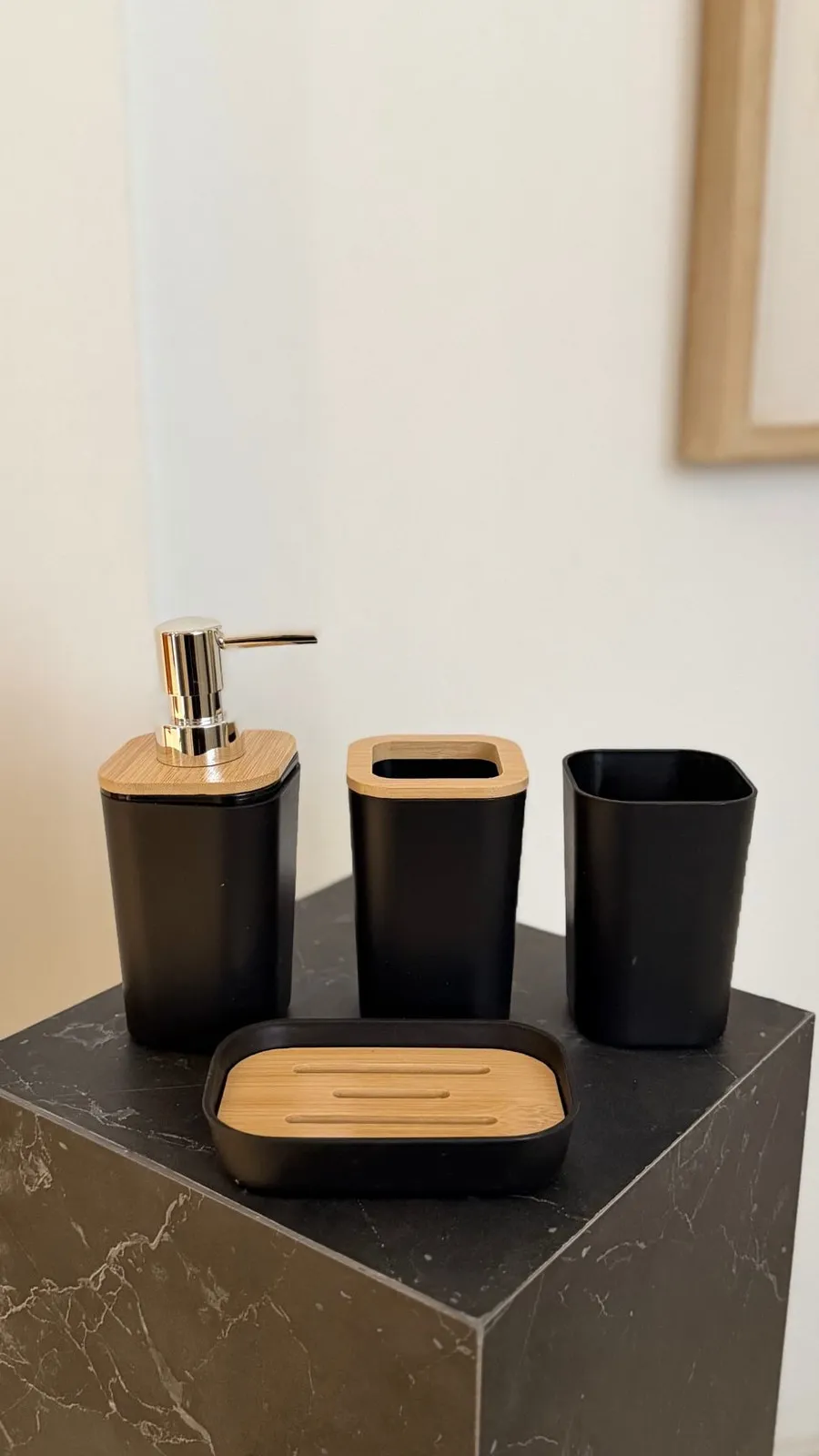Set X 4 Dispenser Vaso Jabonera y Porta Cepillo de Plastico Negro Liso y Bambu 300Ml
