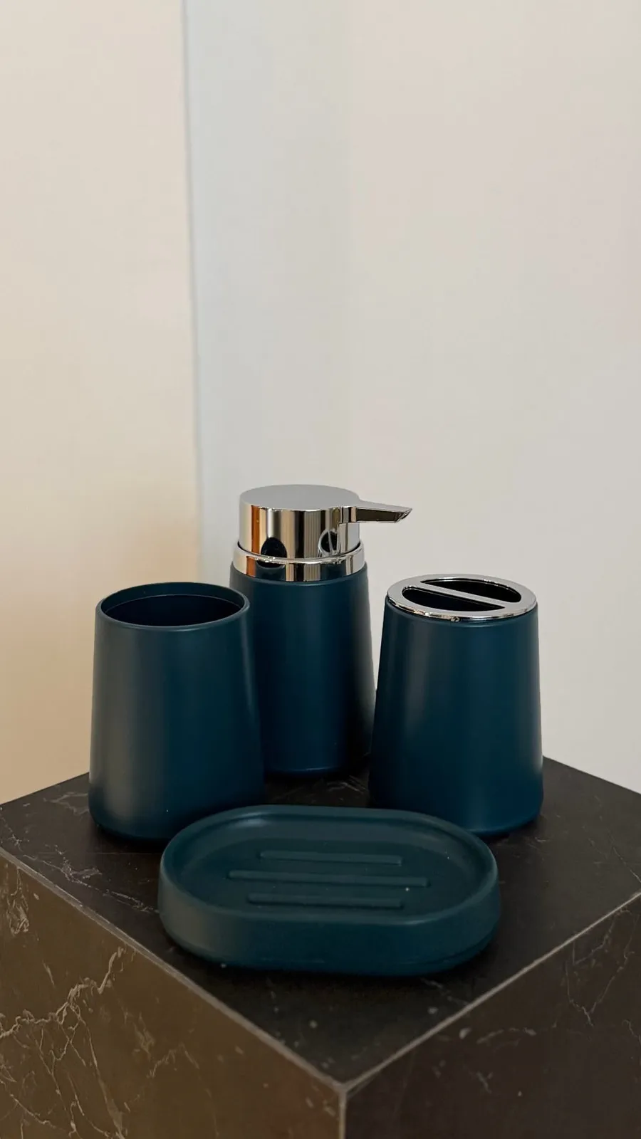 Set X 4 Dispenser Vaso Jabonera y Porta Cepillo de Plastico Verde Musgo y Cromo 300Ml