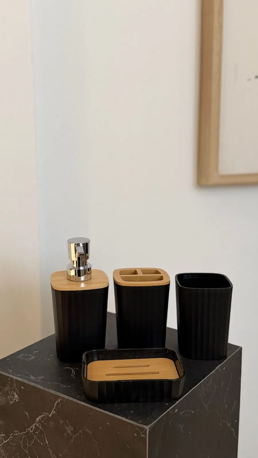Set X 4 Dispenser Vaso Jabonera y Porta Cepillo de Plastico Negro Acanalado y Bambu 300Ml