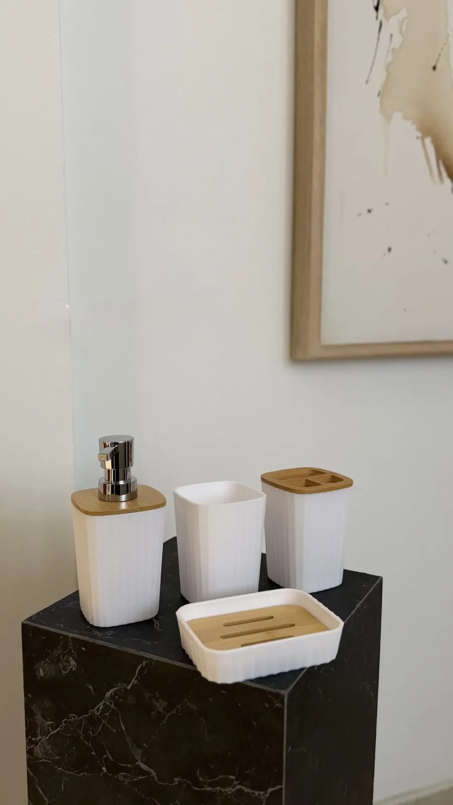 Set X 4 Dispenser Vaso Jabonera y Porta Cepillo de Plastico Blanco Acanalado y Bambu 300Ml