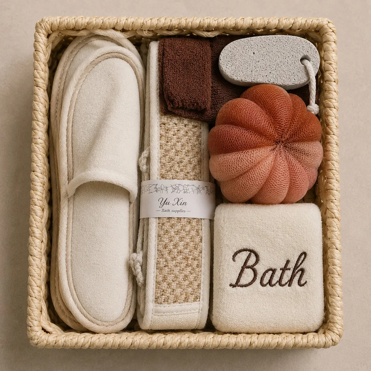 Set X7 "Spa" Canasta, Esponja "Bath", Esponja Exfoliante Corporal, Pantuflas, Toalla Rostro, Esponja Premiem de Ducha y Piedra Pome 30×20×6