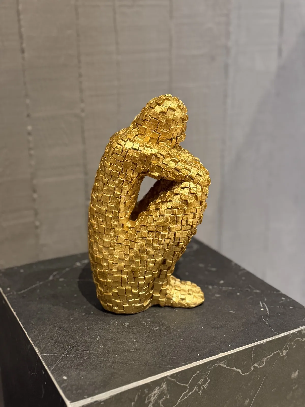 Pensador de Resina Dorado 21 cm