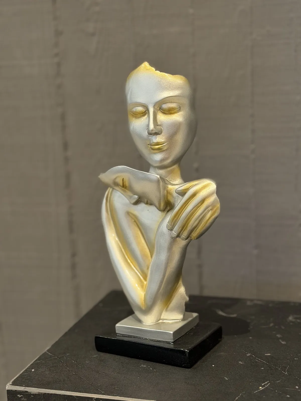 Busto "Contencion" de Resina Plateado 27 cm