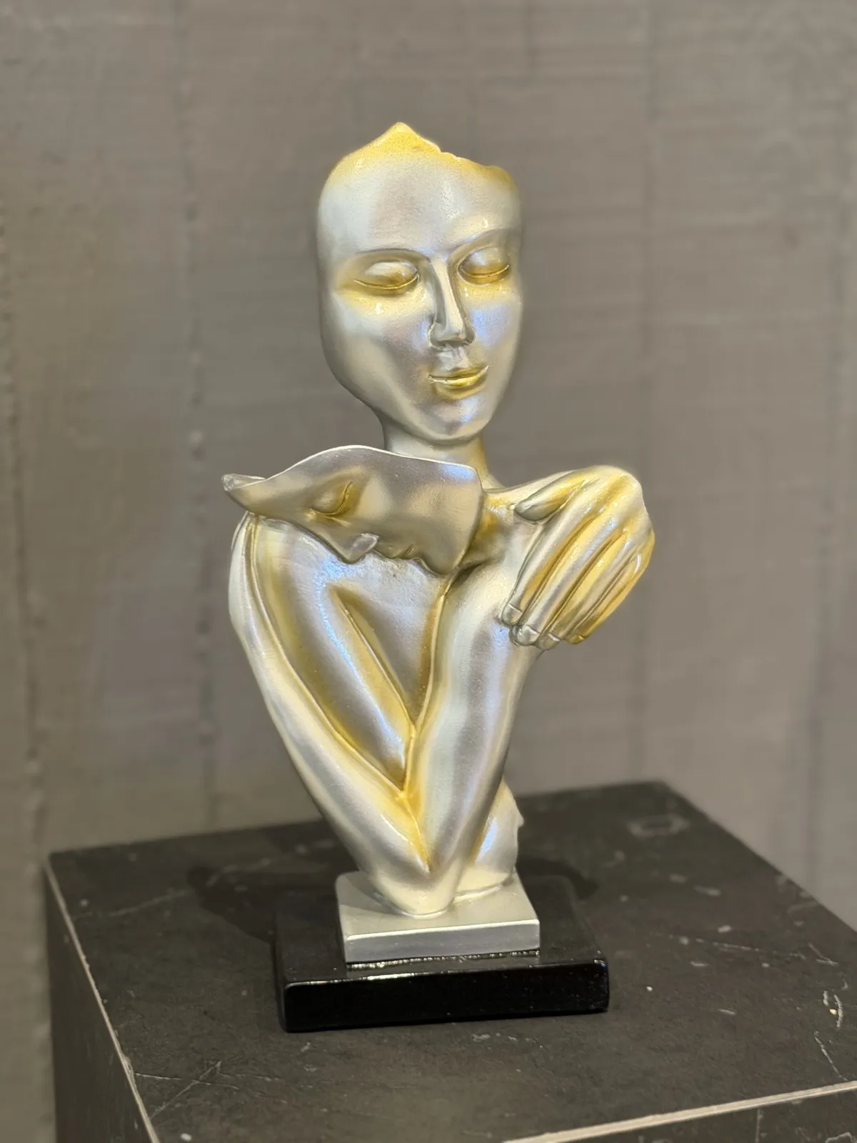 Busto "Contencion" de Resina Plateado 27 cm