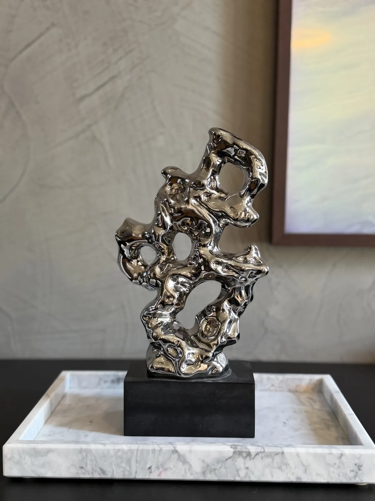 Figura "Abstract" Cerámica Simil Metal con Base de Madera Negra 14×7×28 cm
