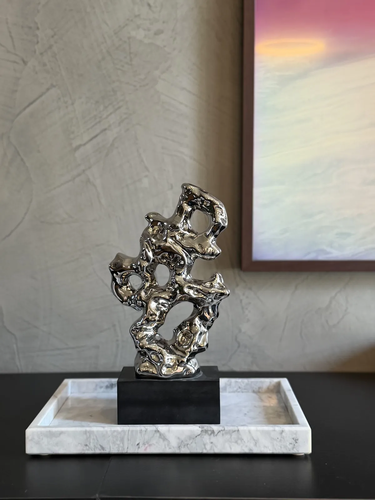 Figura "Abstract" Cerámica Simil Metal con Base de Madera Negra 14×7×28 cm