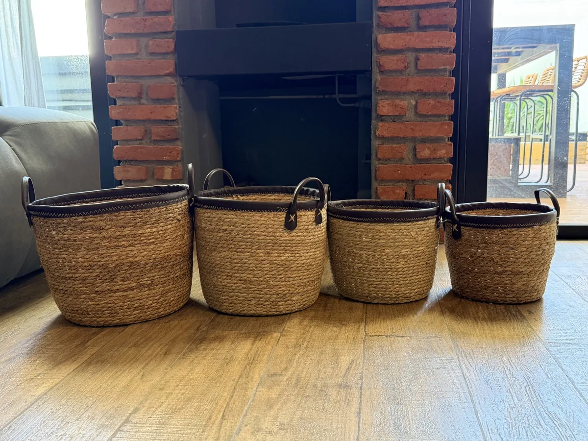 Set X 3 Cestos de Fibras Naturales con Eco Cuero 20×17 cm - 22×23.5 cm 25.5×28 cm