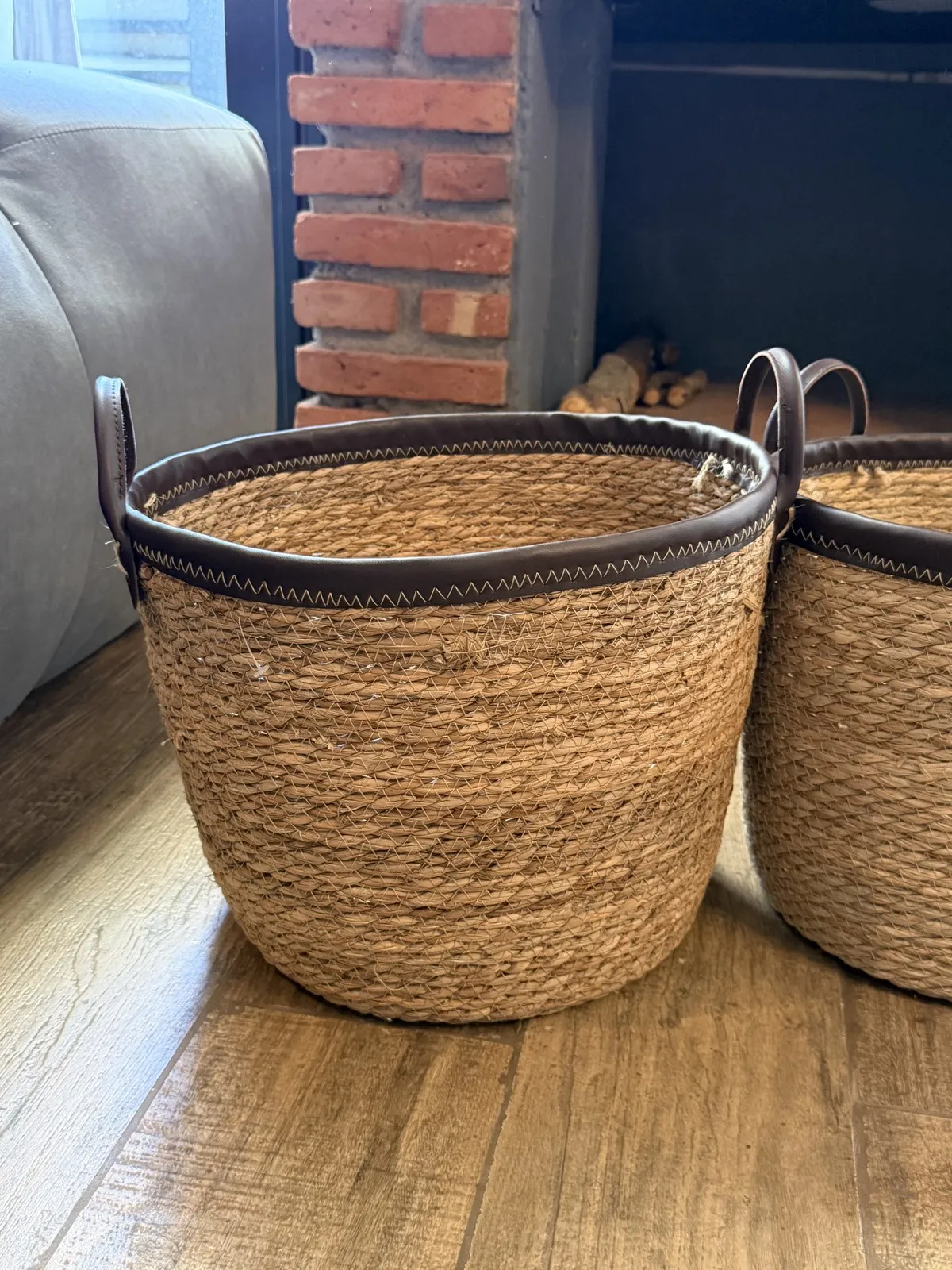 Set X 3 Cestos de Fibras Naturales con Eco Cuero 20×17 cm - 22×23.5 cm 25.5×28 cm