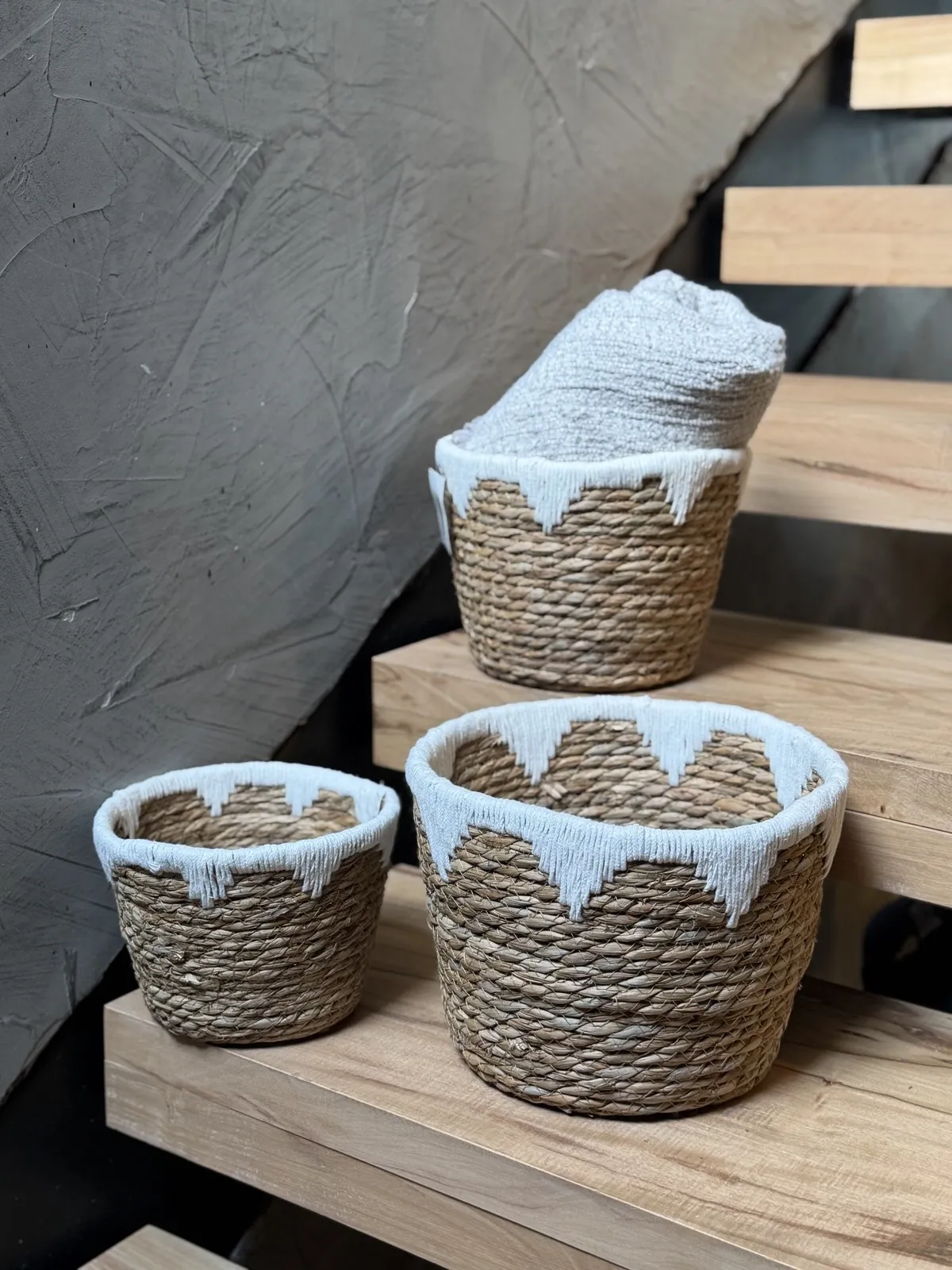Set X 3 Cestos de Fibras Naturales con Algodon Blanco 20×21.5 cm - 18×17 cm 15.5×14 cm