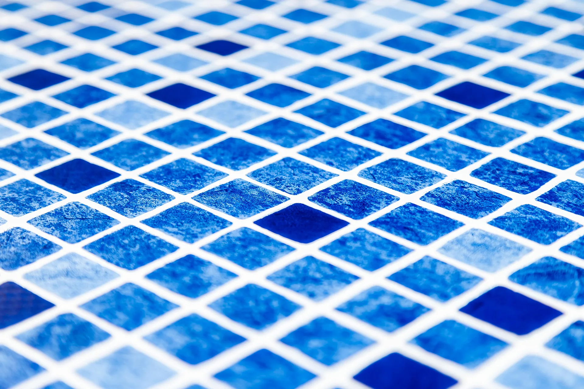 Infinity-Pools: Planung, Bau und armierte Folie