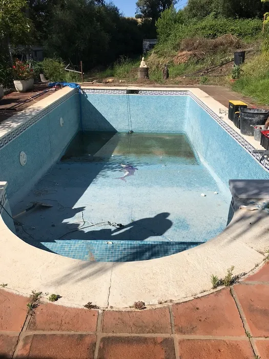 Einbau von bewehrter Folie in alten Schwimmbädern
